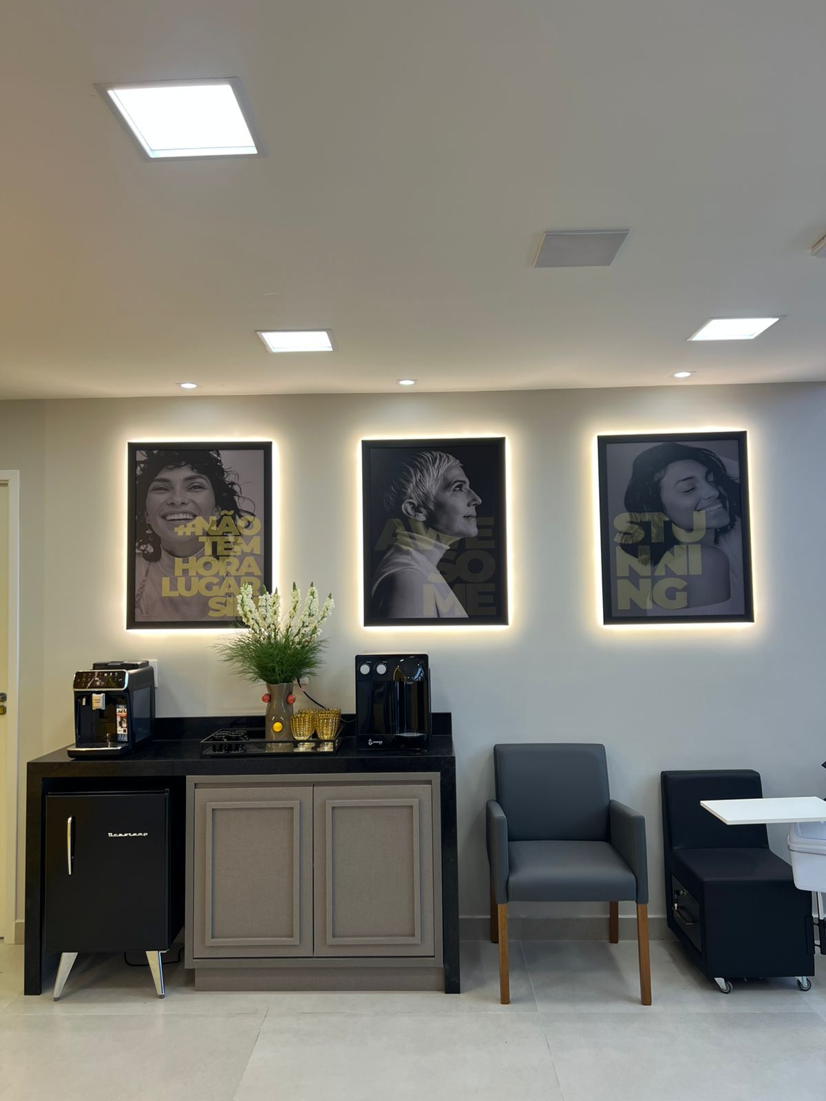 Espaço de café para clientes da Fast Escova - Altiplano